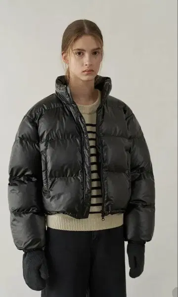 무신사 오로 글로시 크롭 푸퍼 다운