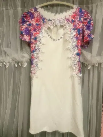 DAZZY 꽃무늬 파워숄더 레이스 장식 미니 드레스