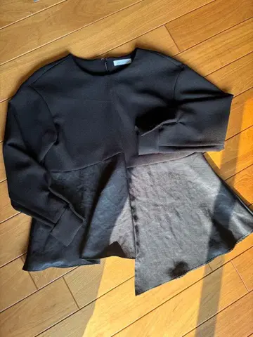 플레어 실루엣 긴팔 상의