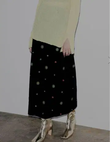 새상품 아메리 GLITTER EMBROIDERY VELOUR SKIRT