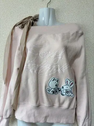 SNIDEL 원숄더 리본 맨투맨