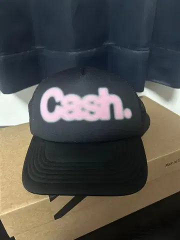 Cash. 메쉬 백 캡 블랙/핑크