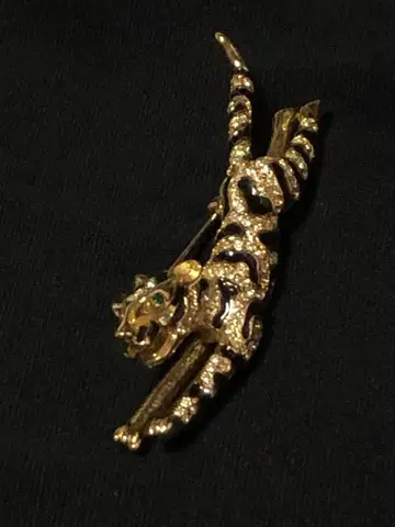 빈티지한 느낌에 큐빅이 촘촘히 박힌 브로치.