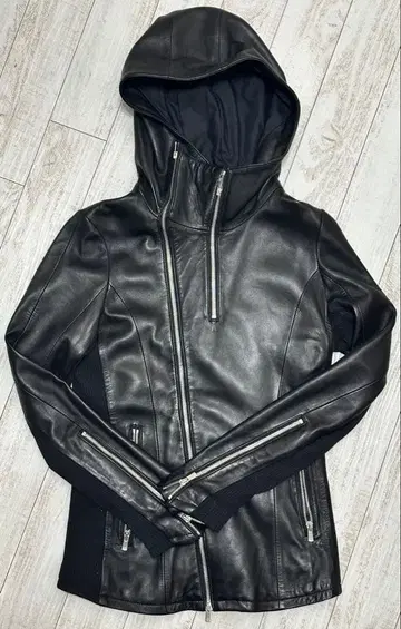 후드 부착 블랙 가죽 자켓