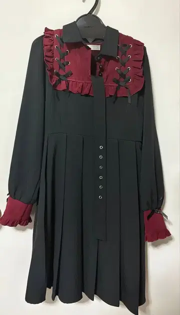 요크 레이스업 플리츠 벨트 원피스 유메텐보 와인 레드