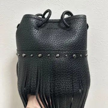 프린지 장식 블랙 숄더백