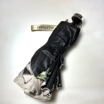 질스튜어트 꽃무늬 디자인의 접이식 우산