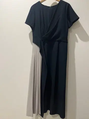 Alphabet's alphabet 네이비 드레이프 드레스