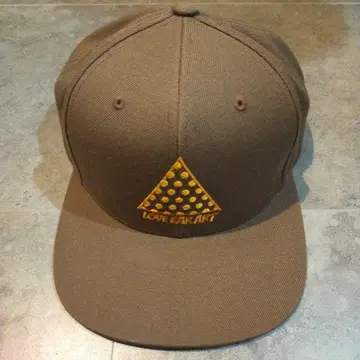 브라운 스냅백 캡 LOVE EAR ART