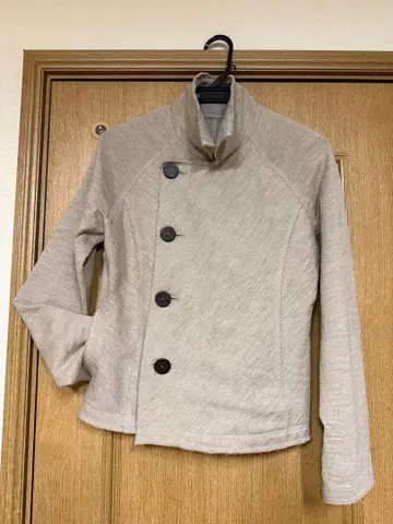 요건 레일 베이지 버튼 하이 칼라 자켓