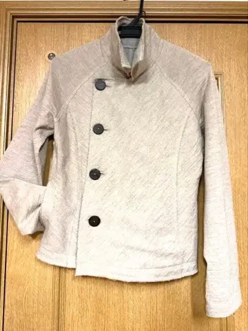 요건 레일 베이지 버튼 하이 칼라 자켓