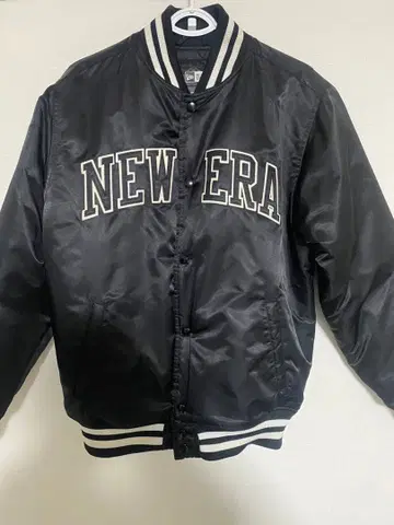 NEW ERA 블랙 바시티 자켓