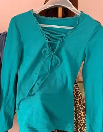 터콰이즈 V넥 긴팔T셔츠