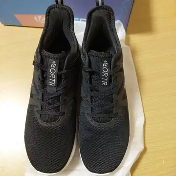 KORTR 블랙 스니커즈