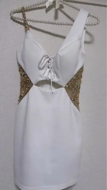 화이트 컷 아웃 비즈 드레스