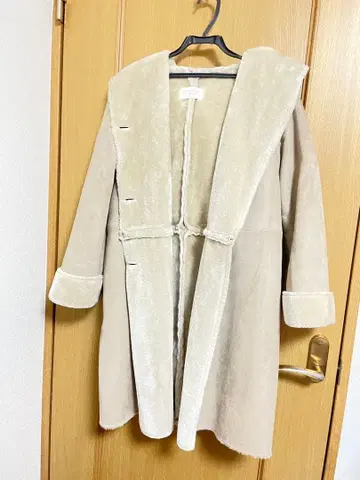 후드 부착 베이지 코트