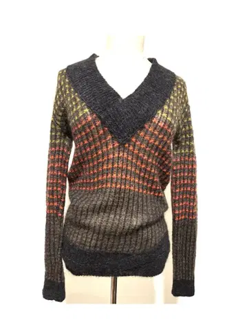 V넥 체크 무늬 니트 스웨터