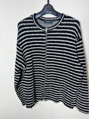 집업 블랙 화이트 스트라이프 니트