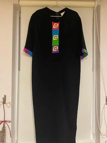 레트로 컬러풀 장식의 블랙 무릎 기장 원피스