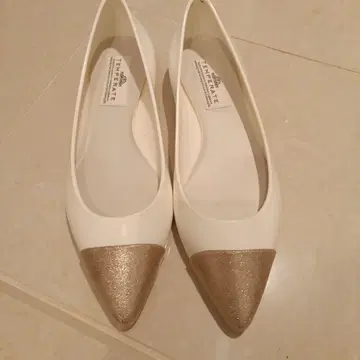 [ TEMPERATE ] 화이트/골드 스틸레토 플랫슈즈