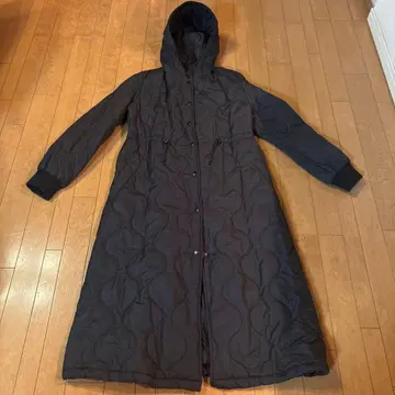 후드 부착 다크 그레이 퀼팅 다운 자켓