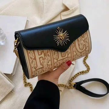 로고 숄더백 베이지와 블랙 캐주얼 엘레강트 컴팩트