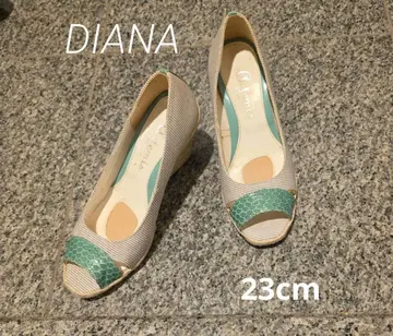 베이지와 그린 스트라이프 오픈토 펌프스