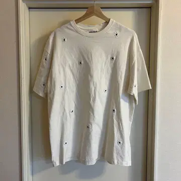 닉 기어 꽃무늬 자수 티셔츠