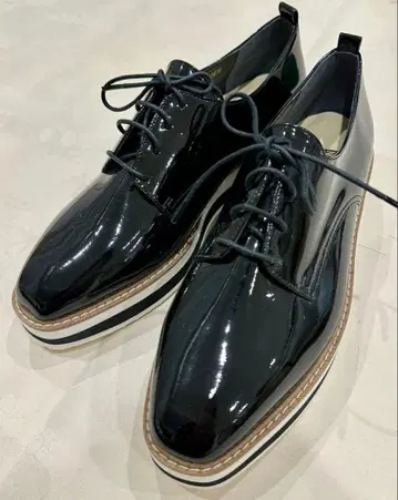 새상품 블랙 에나멜 레이스업 슈즈