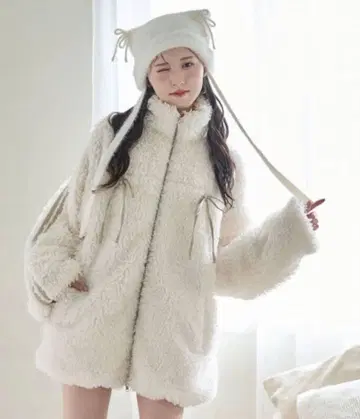 NICE CLAUP 플리스 자켓 화이트 새상품급입니다.