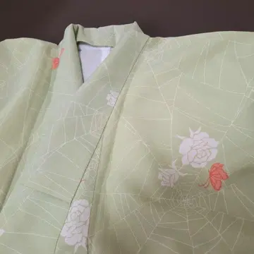 [ 워셔블 기모노 ] 연한 녹색 코몬 꽃무늬 거미줄 나비 장미
