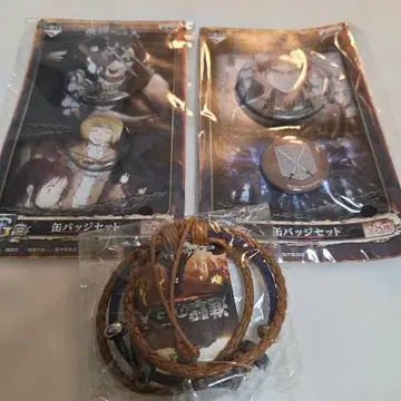 진격의 거인 캔뱃지 세트와 팔찌