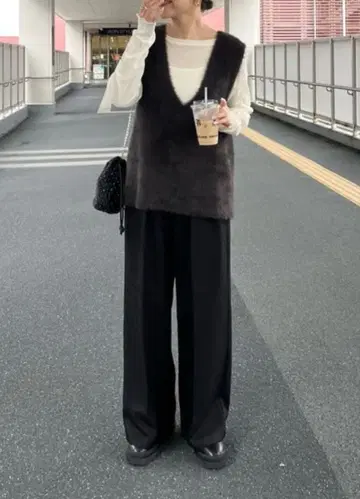 백 슬릿 에코 퍼 V 넥 베스트