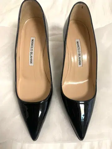 마놀로 블라닉 에나멜 펌프스 35.5