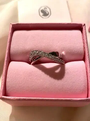 스와로브스키 트위스트 로우즈 크리스탈 반지