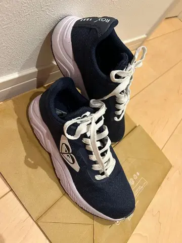 Roxy 1990 네이비 스니커즈