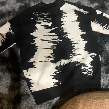 블랙과 화이트의 추상 패턴 긴팔 스웨터