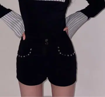 KISSTHECLUB 스터디드 쇼트 팬츠