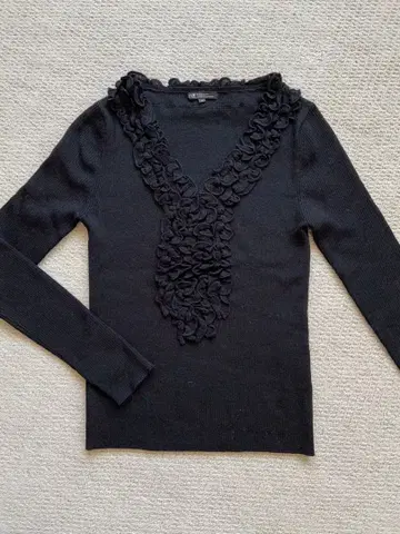 새상품급 23구 프릴 니트