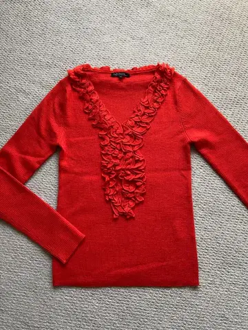 새상품급 23구 프릴 니트