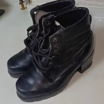 블랙 가죽 레이스업 부츠 중간 힐