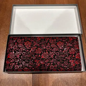 인덴야 빨간색과 블랙의 꽃무늬 장지갑