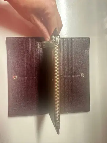 HUGO BOSS 버건디 이단 접이