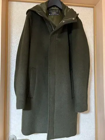 올리브 그린 후드 부착 코트