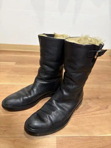 퍼 달린 가죽 블랙 부츠