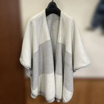 그레이와 화이트의 스트라이프 판초