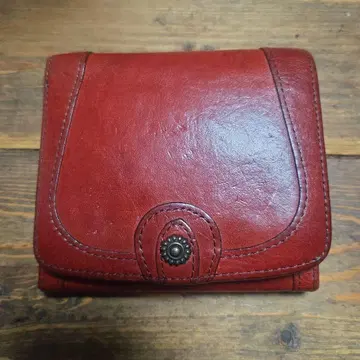 가죽 소재 빨간색 접이식 지갑