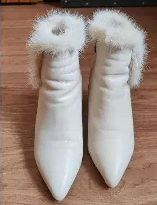 화이트 가죽 퍼 포함 하이힐