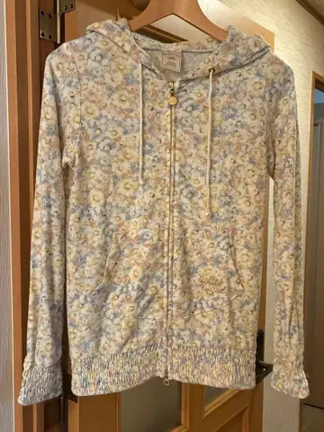 피케 꽃무늬 플리스 후드티