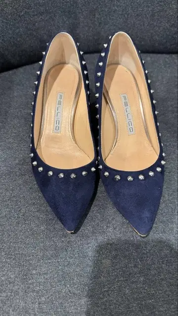 BELLICO 스터드 장식 네이비 펌프스